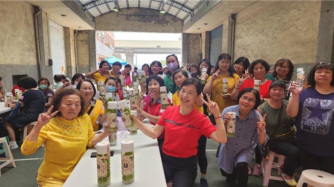 梅子盛产季来临，台中梧栖农会携手南投仁爱乡农会举办酿酒活动。（梧栖区农会提供／陈淑娥台中传真）