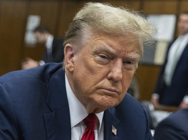 美國前總統川普因2016年涉嫌支付艷星「暴風女」丹妮爾絲（Stormy Daniels）封口費，15日在紐約曼哈頓刑事法院參與遴選陪審團成員的流程，但抵擋不住沉重的眼皮，兩度打起瞌睡。（美聯社）