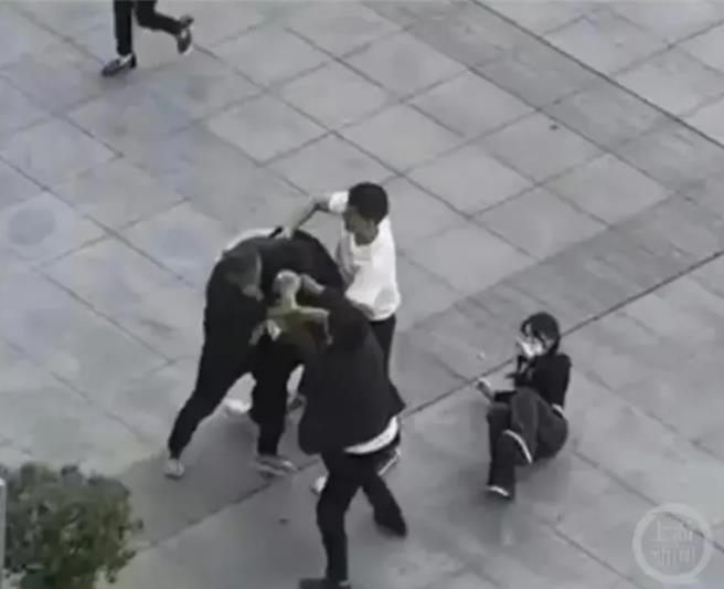 济南醉汉侵校园闹事，学生自卫遭警刑拘有猫腻，上级要查。图为男生遭到围殴，女生被推倒在地。（上游新闻视讯截图）