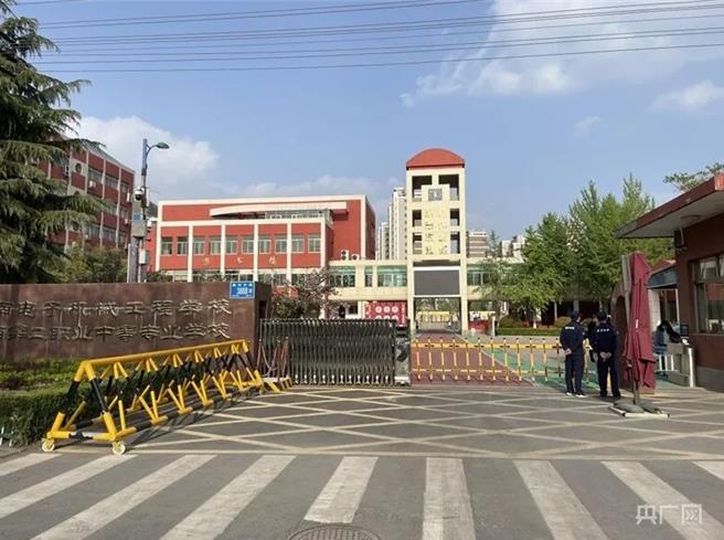 济南醉汉侵校园闹事，学生自卫遭警刑拘有猫腻，上级要查。图为事发学校西门，门口有多名保安执勤，校方已下封口令。（大陆央广网）