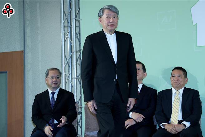 準行政院長卓榮泰16日公布內閣第3波人事，準經濟部長由崇越集團董事長郭智輝（前）出任。（圖／陳信翰攝）