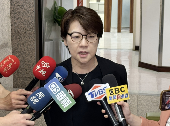 针对黄曙光辞去国安会谘询委员及潜舰国造召集人职务，其胞妹立委黄珊珊16日表示她先前就已知道，但在家里不谈公事。（姚志平摄）