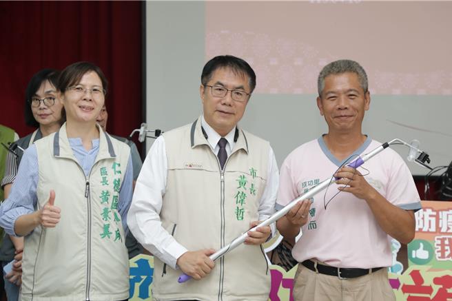 台南市长黄伟哲（中）赠送天沟棒给仁德区，左为区长黄素美，右为成功里长郑晴而。（曹婷婷摄）