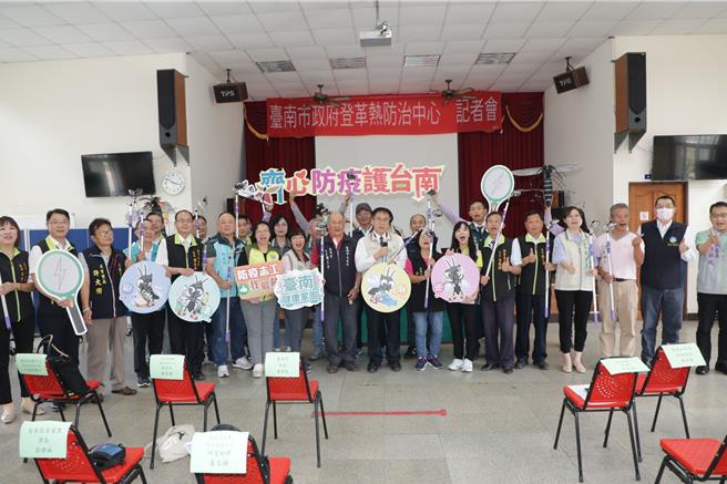 台南市长黄伟哲（右八）宣导「天沟防治月」起跑。（曹婷婷摄）