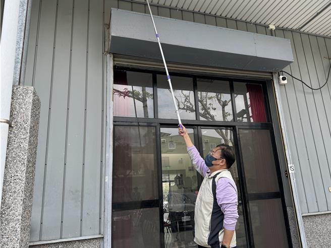 卫生局人员示范天沟棒如何使用。（曹婷婷摄）