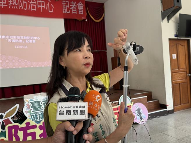 卫生局长李翠凤说明天沟棒功能，鼓励民眾DIY。（曹婷婷摄）