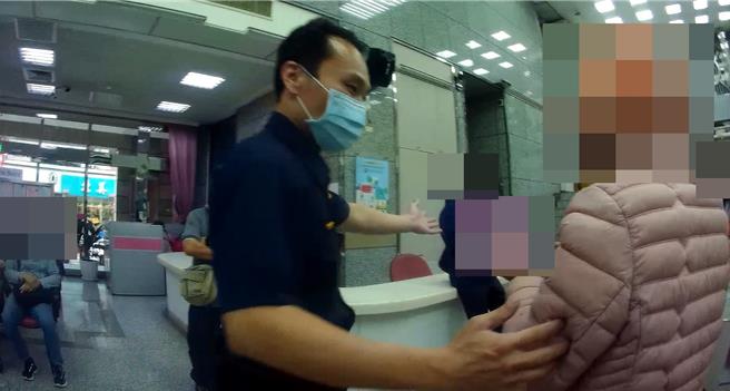 陈姓妇人遭诈骗集团假冒是叶门籍军人受伤需要医药费行骗，保七员警及时阻止。（读者提供／谢明俊苗栗传真）