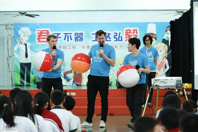 竹南君毅中学16日上午特别邀请空中英语教室团队，在学校活动中心为国中部七、八年级学生举办春季展演。（君毅中学提供／谢明俊苗栗传真）