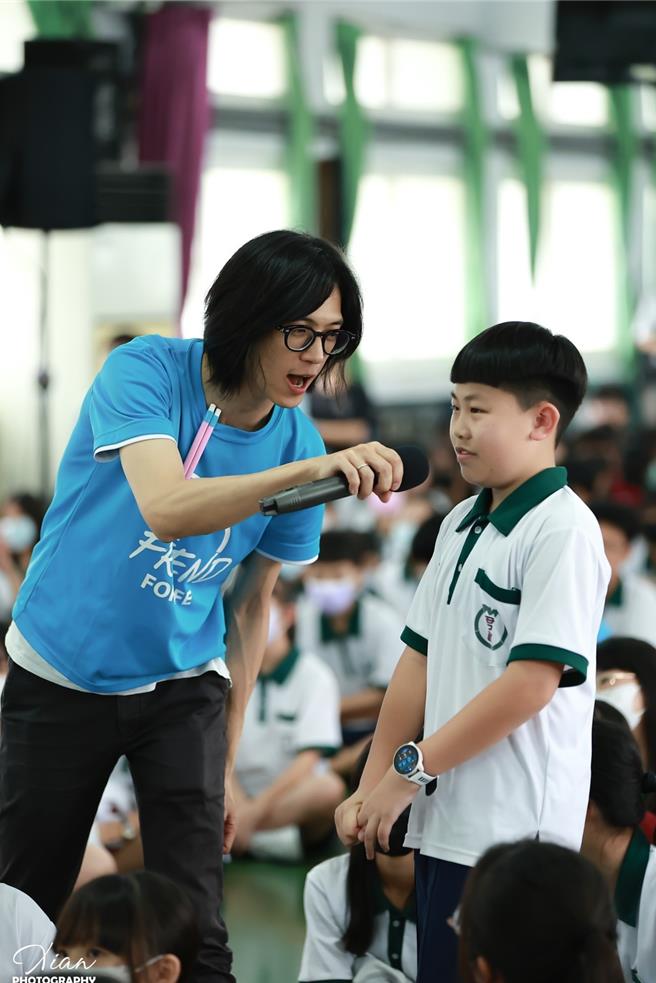 竹南君毅中学16日上午特别邀请空中英语教室团队，在学校活动中心为国中部七、八年级学生举办春季展演。（君毅中学提供／谢明俊苗栗传真）