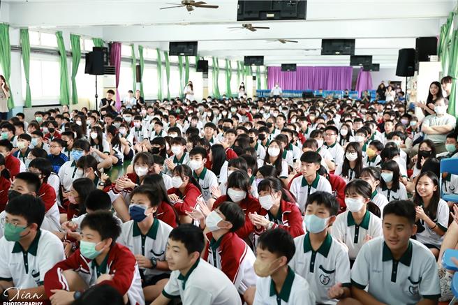 竹南君毅中学16日上午特别邀请空中英语教室团队，在学校活动中心为国中部七、八年级学生举办春季展演。（君毅中学提供／谢明俊苗栗传真）