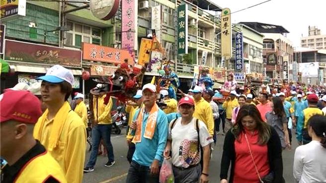 台南学甲香3天遶境祭典中，最受瞩目的焦点之一，便是以人力扛行的蜈蚣阵。（本报资料照片）
