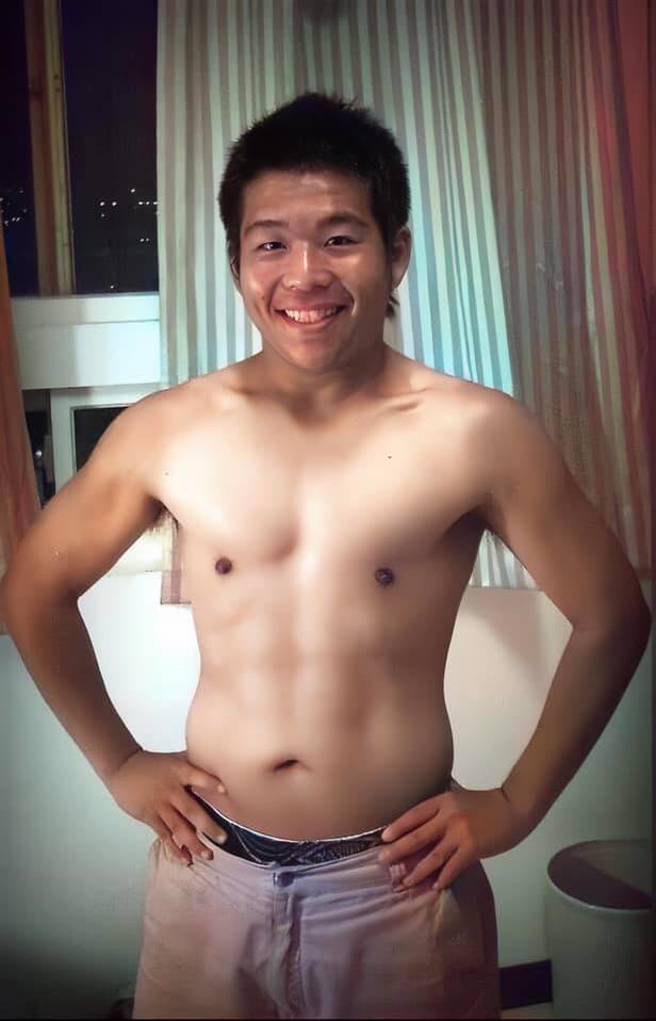 山猪去年跟风网路挑战「秀出你的20岁」将自己20岁裸上身的照片上传。（图／撷取自山猪脸书）