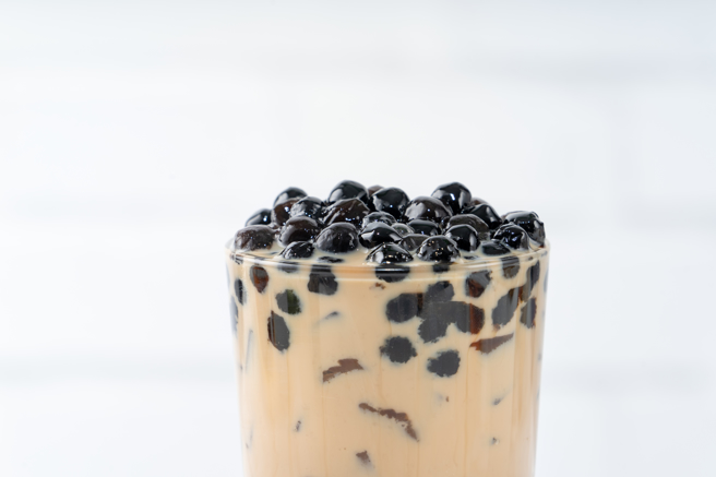 扁桃腺等喉咙部位手术的病患，术后严禁用有吸珍奶等喉部用力动作。（示意图，Shutterstock／达志）