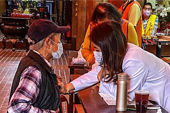 中医大新竹附设医院4月20日和5月4日分别在新埔镇下寮里下寮社区发展协会和关西镇太和宫举办免费健检。（中医大新竹附医提供／罗浚滨新竹传真）