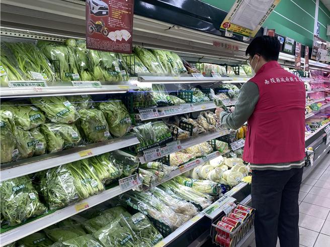 南投縣衛生局公布3月抽驗蔬果及肉品報告，全聯的花椰菜、蘿蔔，楓康的香菜，大盤大的百香果，共4件農藥殘留超標。（南投縣政府提供／楊靜茹南投傳真）