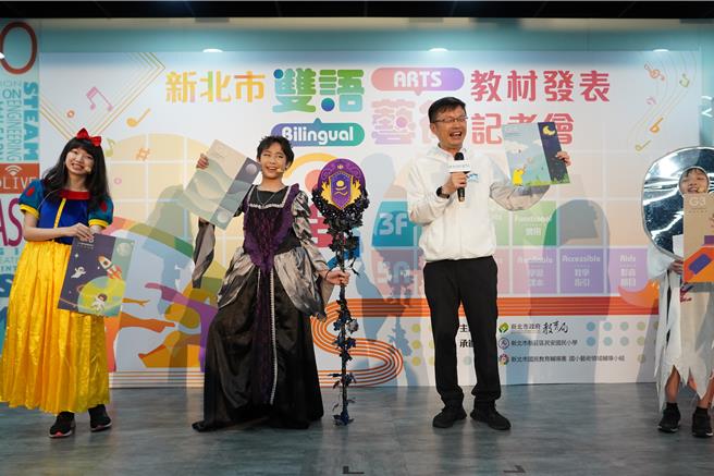 新北市教育局長張明文今出席雙語藝術教材發表會，並與現場學生互動。（新北市教育局提供／呂健豪新北傳真）