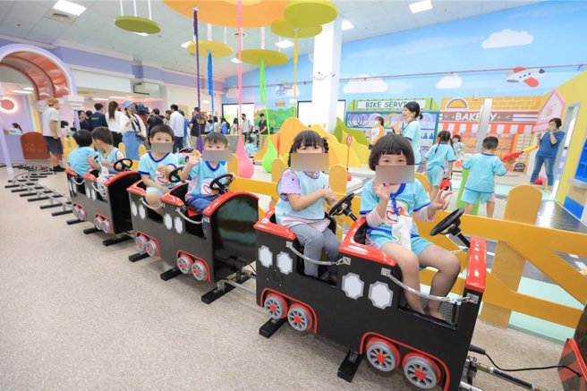 基隆市政府4月初設置了全市第5處室內兒童樂園，以小火車為主題設計，讓現場的小朋友們玩得不亦樂乎。（基隆市政府提供／張志康基隆傳真）