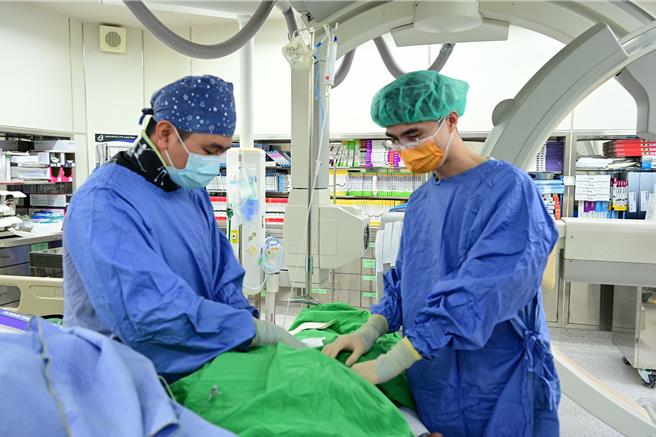 亚洲大学附属医院心臟外科医师黄俊晟指出，透过微创消融手术改善静脉曲张症状，具有伤口小、风险低及復原快等优点。（亚大医院提供／冯惠宜台中传真）