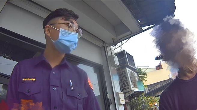 有陌生人坐在路边淋雨，三重分局永福派出所警员李岳霖获报后立即前往处理。（三重警分局／张铠乙新北传真）