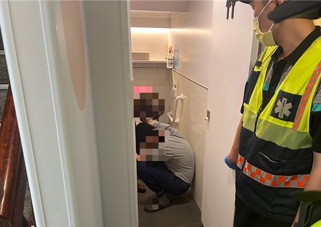 警方在溪州鄉一間便利超商門市查訪到無故離家不知去向的陳男行鏦，發現男子反鎖超商廁所，倒臥裡面毫無反應。（民眾提供／葉靜美彰化傳真）