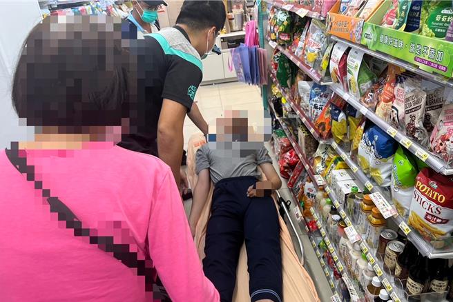 警方在溪州鄉一間便利超商門市找到無故外出的陳男，發現陳男自鎖超商廁所，倒臥裡面毫無反應，經緊急通報消防隊到場，警消合力破門，將陳男順利救出送往醫院救治，救回寶貴一命。（民眾提供／葉靜美彰化傳真）