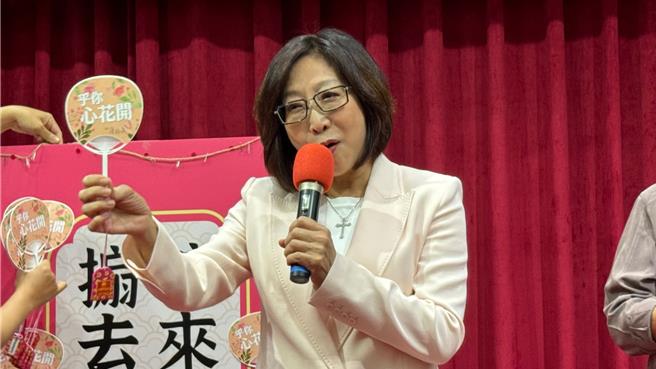 高市議長康裕成指出，有別於往年送康乃馨，今年發送神祕小禮─「小扇御守」，色彩粉嫩、攜帶方便、功能實用，尾端繫著「健康富裕」御守的小圓扇。（柯宗緯攝）