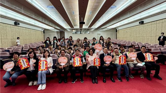 高市議會每年舉辦母親節活動，今年揪阿母來看戲、親子共賞好戲藝文活動將於4月21日晚上7時在衛武營榕園廣場登場，力邀明華園戲劇總團演出《賣藝王家》。（柯宗緯攝）