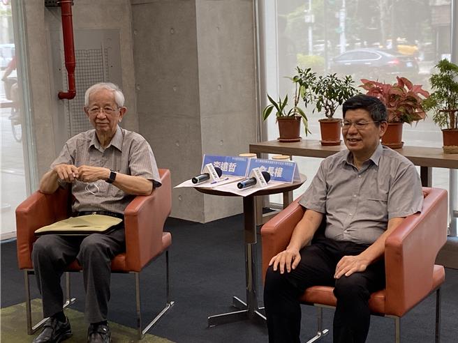 中央研究院前院长李远哲（左）表示，面对环境变迁，人类只剩6年时间可以因应。（林志成摄）