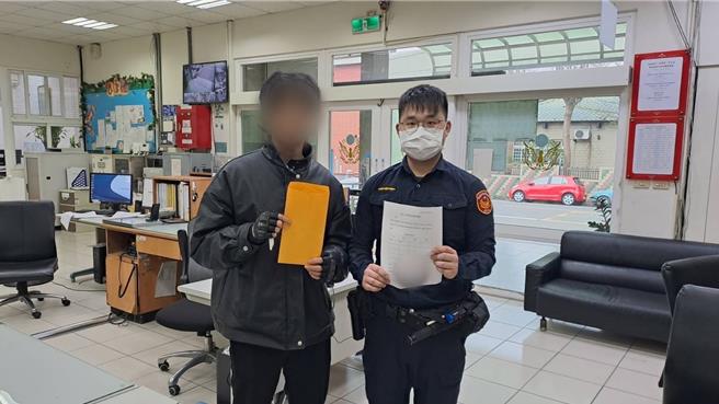 八德分局廣興派出警員唐可欽於日前接獲黃姓女子報案，在八德區長興路上拾獲了一只夾鏈袋。（八德分局）