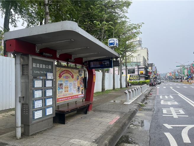 桃園市龍潭區有多條國道客運路線，龍潭交流道附近上下班尖峰時段易塞車，市府交通局初步選定在龍潭運動公園旁規畫設置短期長廊式候車亭，避免尖峰時段客運進出市區造成塞車，預計8月前定案。（呂筱蟬攝）