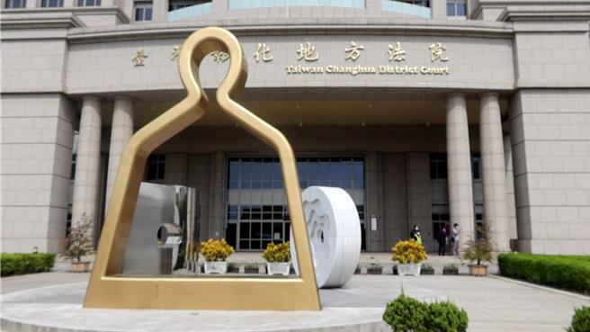 彰化一名楊姓男子因缺錢生活，在今年2月厎時，手持水果刀向某超商店員恫稱「我要搶劫，幫我報警」，因為累犯，彰化地方法院依犯恐嚇取財未遂罪，加重其刑，處有期徒刑6月。（葉靜美攝）