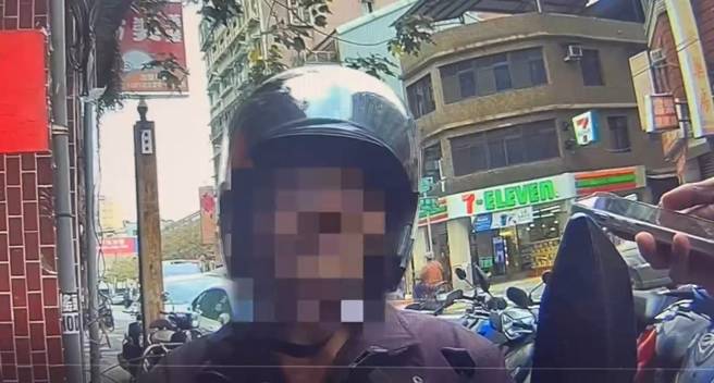 台北市1名59歲林姓男子，日前騎機車違規行駛於人行道上，被警方攔查，林男為掩飾其通緝犯身分而謊報他人證號，被警方識破。（翻攝畫面）