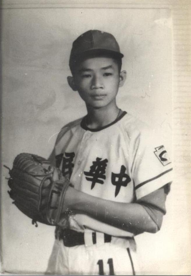 吴诚文1971年入选台南市巨人少棒队，抱回世界冠军。（吴诚文提供／曹婷婷台南传真）