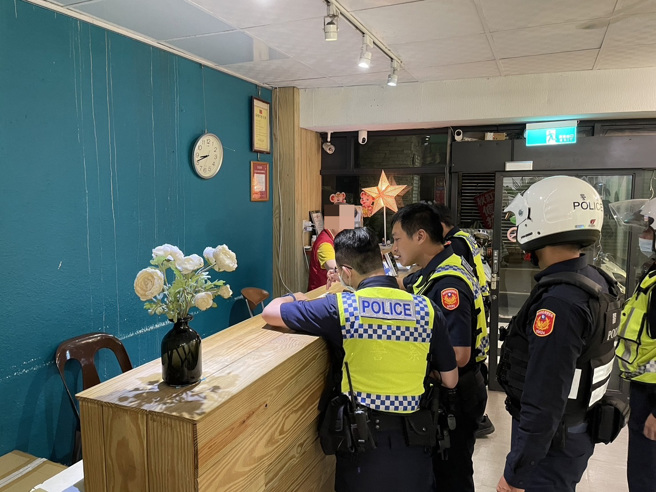 昨（15日）晚间板桥分局动员警力 40多名，针对辖区多处易发生滋事案件、不法份子易聚集处或KTV、小吃店等场所进行扩大临检，另在多处交通要道设置临检点。（图／警方提供）