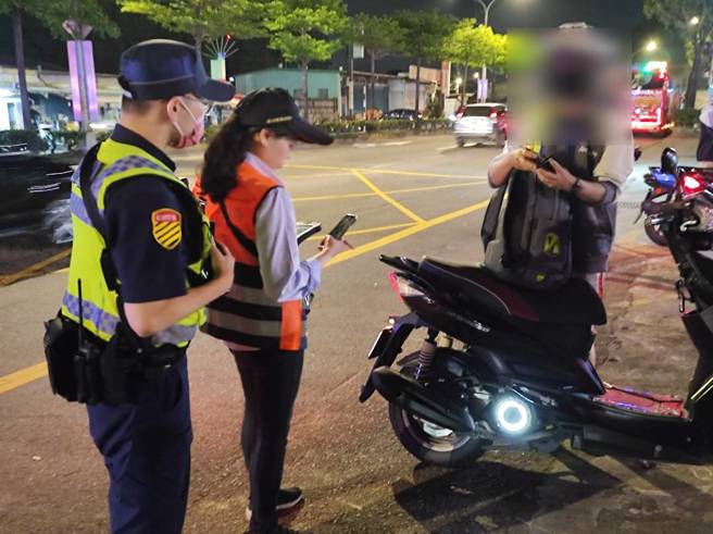 昨（15日）晚间板桥分局动员警力 40多名，针对辖区多处易发生滋事案件、不法份子易聚集处或KTV、小吃店等场所进行扩大临检，另在多处交通要道设置临检点。（图／警方提供）