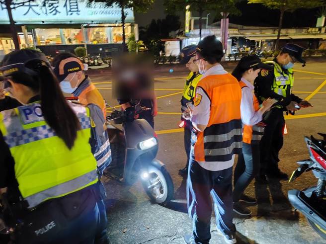 昨（15日）晚间板桥分局动员警力 40多名，针对辖区多处易发生滋事案件、不法份子易聚集处或KTV、小吃店等场所进行扩大临检，另在多处交通要道设置临检点。（图／警方提供）