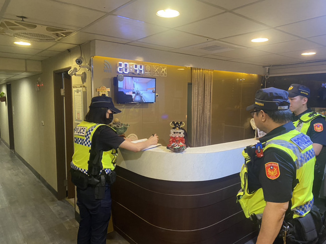 昨（15日）晚间板桥分局动员警力 40多名，针对辖区多处易发生滋事案件、不法份子易聚集处或KTV、小吃店等场所进行扩大临检，另在多处交通要道设置临检点。（图／警方提供）