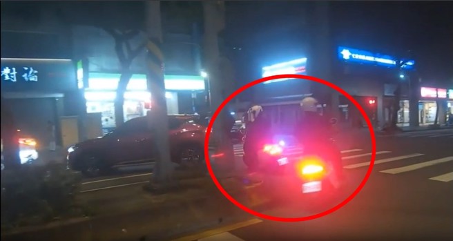 台北市一輛休旅車違規紅燈迴轉，沒想到警察就在後面，直接追上前開罰。（翻攝爆料公社）