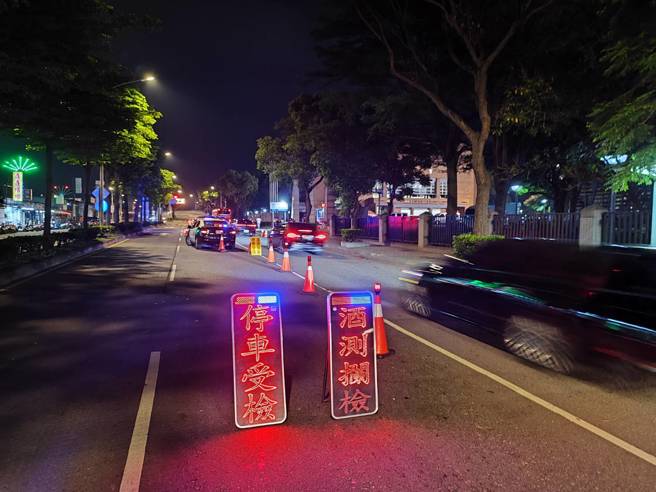 昨（15日）晚间板桥分局动员警力 40多名，针对辖区多处易发生滋事案件、不法份子易聚集处或KTV、小吃店等场所进行扩大临检，另在多处交通要道设置临检点。（图／警方提供）