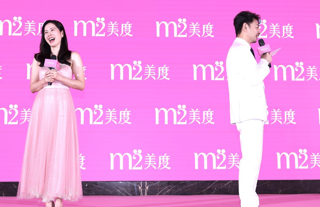 被孙艺真笑亏「你直接看着我的皮肤的状态，让我很不好意思」，阿Ken立刻搞笑转身。（图／陈俊吉摄）