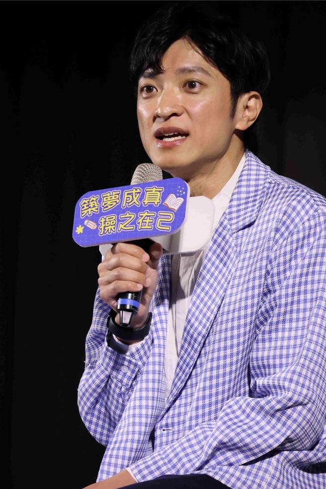 简至豪鼓励学生找出自身特色、创意。（中天提供）