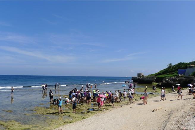 屏东小琉球迎来每年百万游客登岛。（屏县府提供）