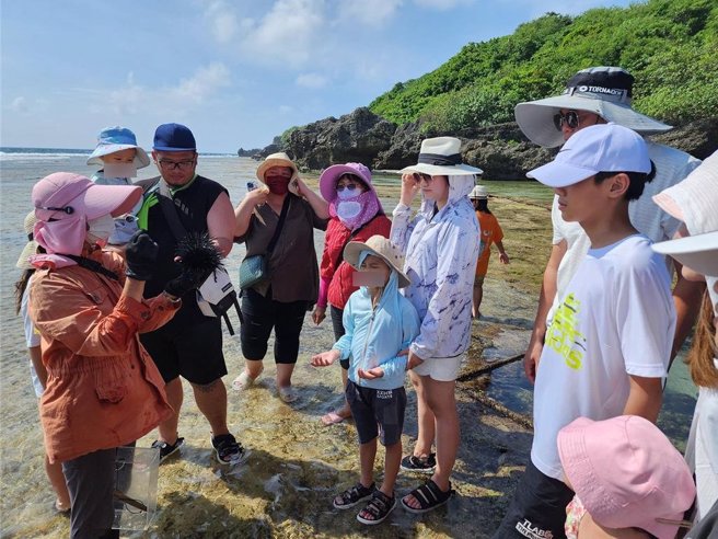 进入小琉球潮间带需申请专业导览人员陪同，进行生态导览。（屏县府提供）