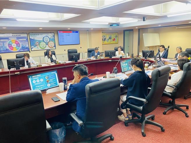 台北市议会财政建设委员会议员要求，市府要找备援厂商，作为和台智光谈判的武器。（刘彦宜摄）