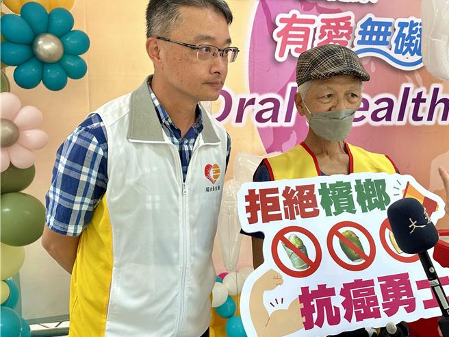 陽光基金會主任魏昌波（左）陪同基金會志工、口腔癌友張智勝（右）呼籲勇於遠離煙酒檳。（王志偉攝）