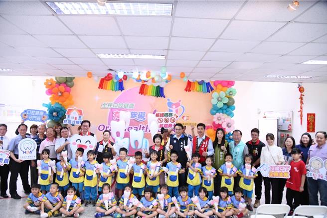 響應衛福部推「世界口腔健康日」，花蓮縣衛生局與牙醫師公會攜手舉辦口腔健康活動，縣長徐榛蔚、衛生局長朱家祥與地方各界共同宣導口腔健康重要性。（王志偉攝）