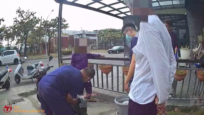 高雄2名男子酒後雙載騎乘機車沿途逆向，途中遭巡邏警網攔查。（圖／警方提供）