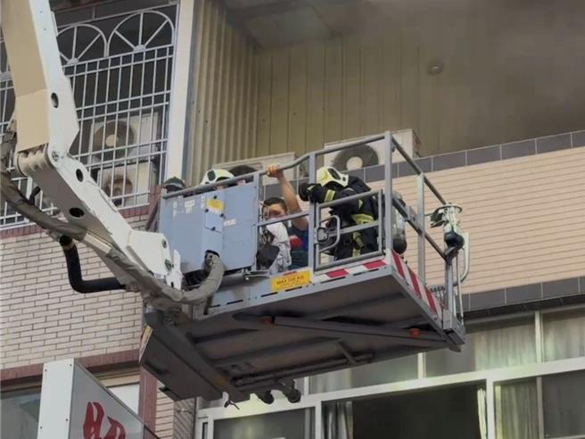 腿庫店老闆受困於3樓，警消出動雲梯車成功救出，所幸沒有大礙已預防性送醫。（民眾提供／任義宇高雄傳真）