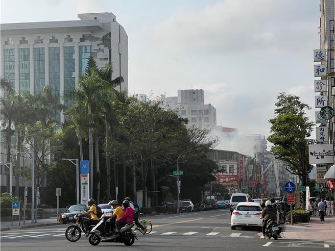 腿庫店火警在附近街道均可看見明顯煙霧。（民眾提供／任義宇高雄傳真）
