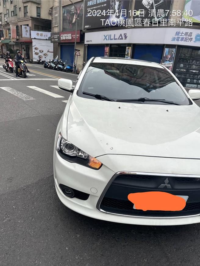 白色轎車16日上午近8點要右轉桃園區春日路時，竟從內側車道「鬼切」還作勢衝撞義交。(翻攝照片)